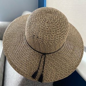 🌴Tan straw hat with black tassels🌴